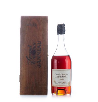 une bouteille de whisky dans un coffret en bois, à côté d'un autre coffret en bois