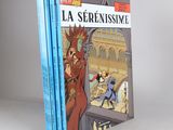 Les trois livres sont empilés les uns sur les autres sur une surface blanche.