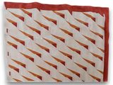 une couette orange et blanche sur fond blanc, avec une bordure rouge