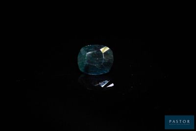 un diamant bleu sur fond noir