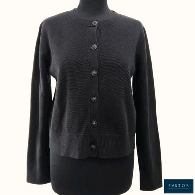 un cardigan noir sur un mannequin, un mannequin, un mannequin, un mannequin, un mannequin, un mannequin, un mannequin, un mannequin, un mannequin, un mannequin, un mannequin, un mannequin, un mannequin, un mannequin, un mannequin, un mannequin, un mannequin, un mannequin, un mannequin, un mannequin, un mannequin, un mannequin, un mannequin, un mannequin, un mannequin, un mannequin, un mannequin, un mannequin, un mannequin, un mannequin, un mannequin, un mannequin, un mannequin, un mannequin