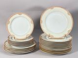 plusieurs assiettes empilées sur une table