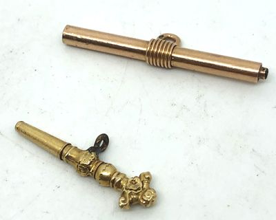 Deux clés de montres en or jaune 18 carats (soit 750/1000e),…