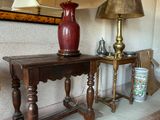 une table sur laquelle se trouvent une lampe et un vase