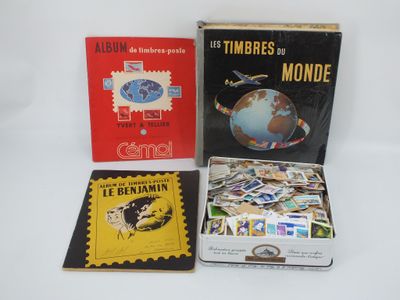 trois livres sont posés sur une table les uns à côté des autres