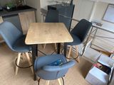une petite table et des chaises dans une petite pièce