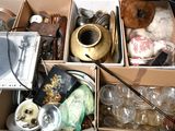 une boîte remplie d'objets divers et un ours en peluche