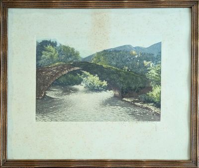 tableau représentant un pont au-dessus d'une rivière, avec des arbres et des montagnes en arrière-plan