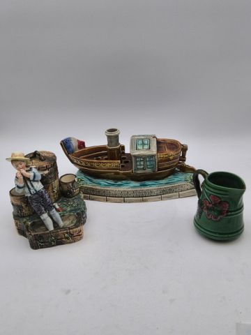4 objets de vitrine en barbotine. Accidents et manques