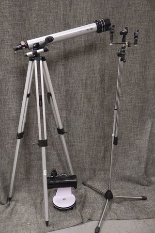 Lot comprenant 1 télescope Bluesky moderne, un pied de micro prof...