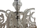un lustre en cristal surmonté d'un oiseau