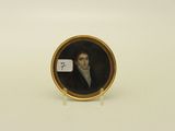 un portrait miniature représentant un homme en costume noir et chemise blanche