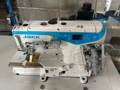 une machine à coudre posée sur une table