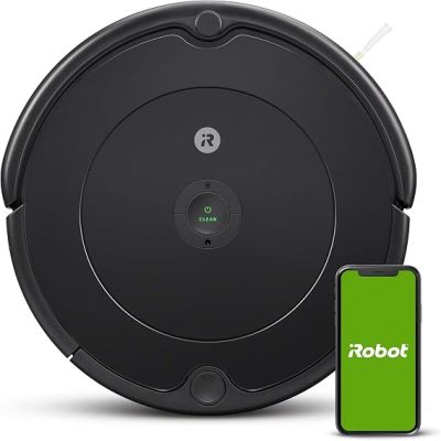 un aspirateur robot avec un téléphone à côté