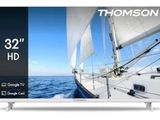 un gros plan sur un téléviseur dont l'écran affiche l'image d'un voilier
