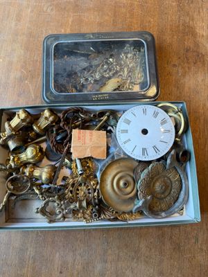 une boîte en métal contenant une horloge, posée sur une table