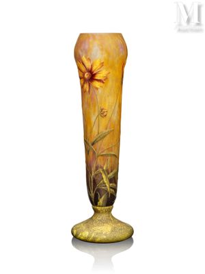un vase jaune sur lequel est peinte une fleur