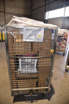 un chariot contenant de nombreux cartons dans un entrepôt
