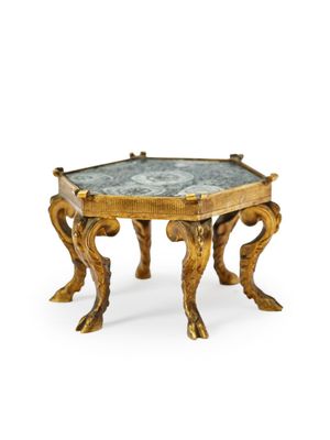une petite table avec un plateau en marbre et des pieds en laiton