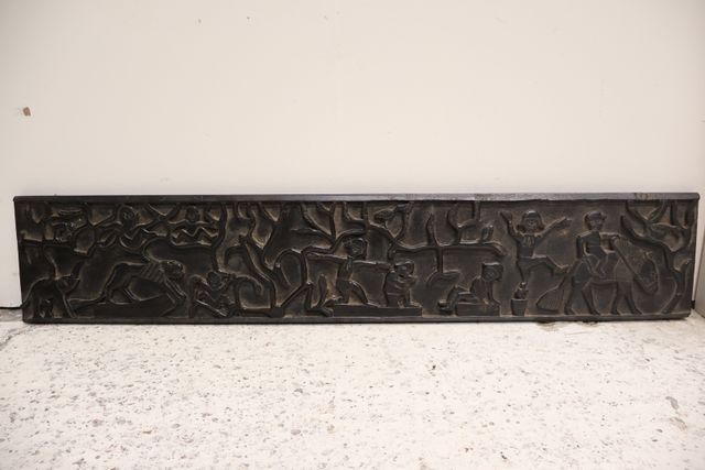 Panneau sculpté d’un décor de chasse et de récolte en bois patiné...