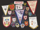 de nombreux types différents d'écussons et de drapeaux exposés sur une table