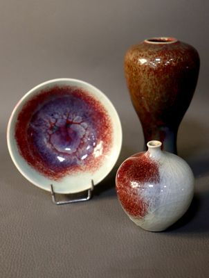deux vases et un bol posés sur une table