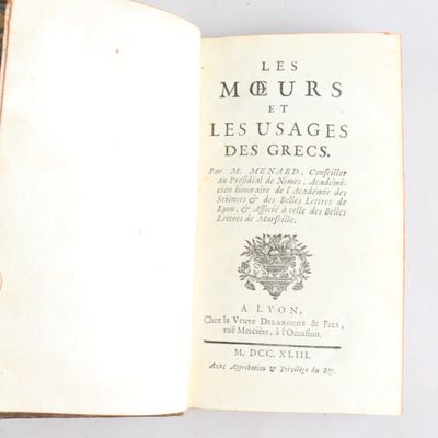 un livre ouvert dont la couverture représente un oiseau