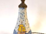 une petite lampe sur laquelle est représenté un voilier