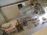 une grosse machine qui se trouve au milieu d'un bâtiment