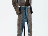 une photo d'un costume sur un mannequin, sur fond blanc