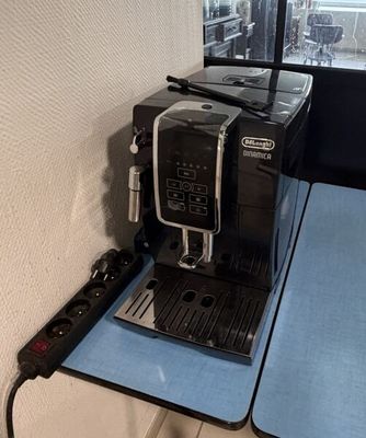 une machine à café posée sur une table