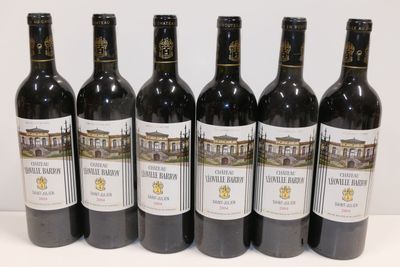 six bouteilles de vin sont alignées sur une table