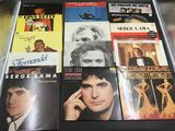 de nombreux livres de musique exposés sur une table