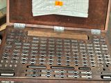 un vieux coffret en bois contenant de nombreuses pièces métalliques