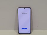 Un iPhone, dont l'écran d'accueil est affiché, est posé sur une table.