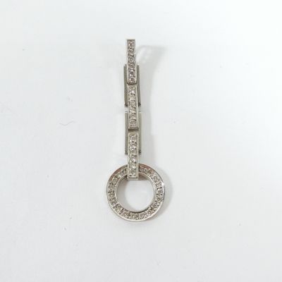 gros plan d'un pendentif en diamant sur une surface blanche
