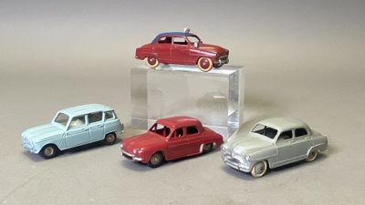 trois petites voitures posées sur une boîte transparente