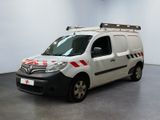 une camionnette blanche avec une bande rouge sur le côté