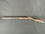 un fusil au canon en bois sur fond noir
