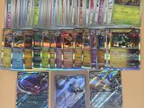 beaucoup de cartes pokemon sur la table