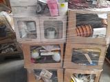 de nombreux cartons empilés les uns sur les autres dans un entrepôt