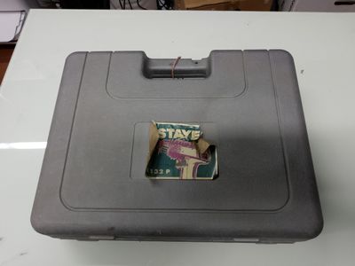 une valise posée sur une table