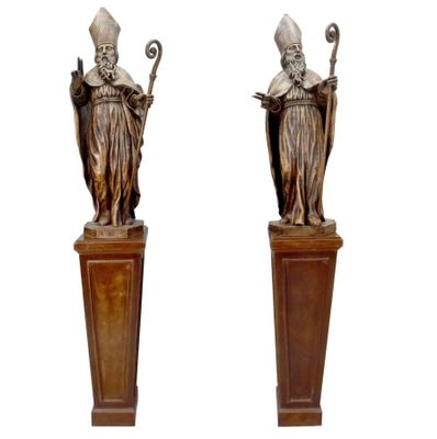 Paire de sculptures en bois fruitier représentant deux évêqu…