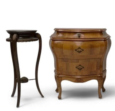 une paire de tables de chevet à tiroirs et une table d'appoint