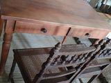 une table avec une chaise et une table sur laquelle se trouve un tiroir