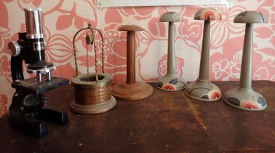 trois types différents de microscopes posés sur une table
