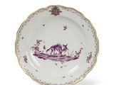 assiette violette et blanche sur laquelle est représenté un chat