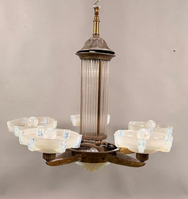 un lustre composé de verres à pied et d'un luminaire