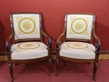 deux chaises recouvertes de tissu doré et blanc, recouvertes, recouvertes, recouvertes, recouvertes, recouvertes, recouvertes, recouvertes, recouvertes, recouvertes, recouvertes, recouvertes, recouvertes, recouvertes, recouvertes, recouvertes, recouvertes, recouvertes, recouvertes, recouvertes, recouvertes, recouvertes, recouvertes, recouvertes, recouvertes, recouvertes,