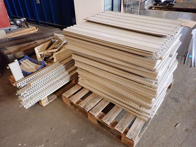 Lot gondoles de magasin métal gris clair déposées et démonté…